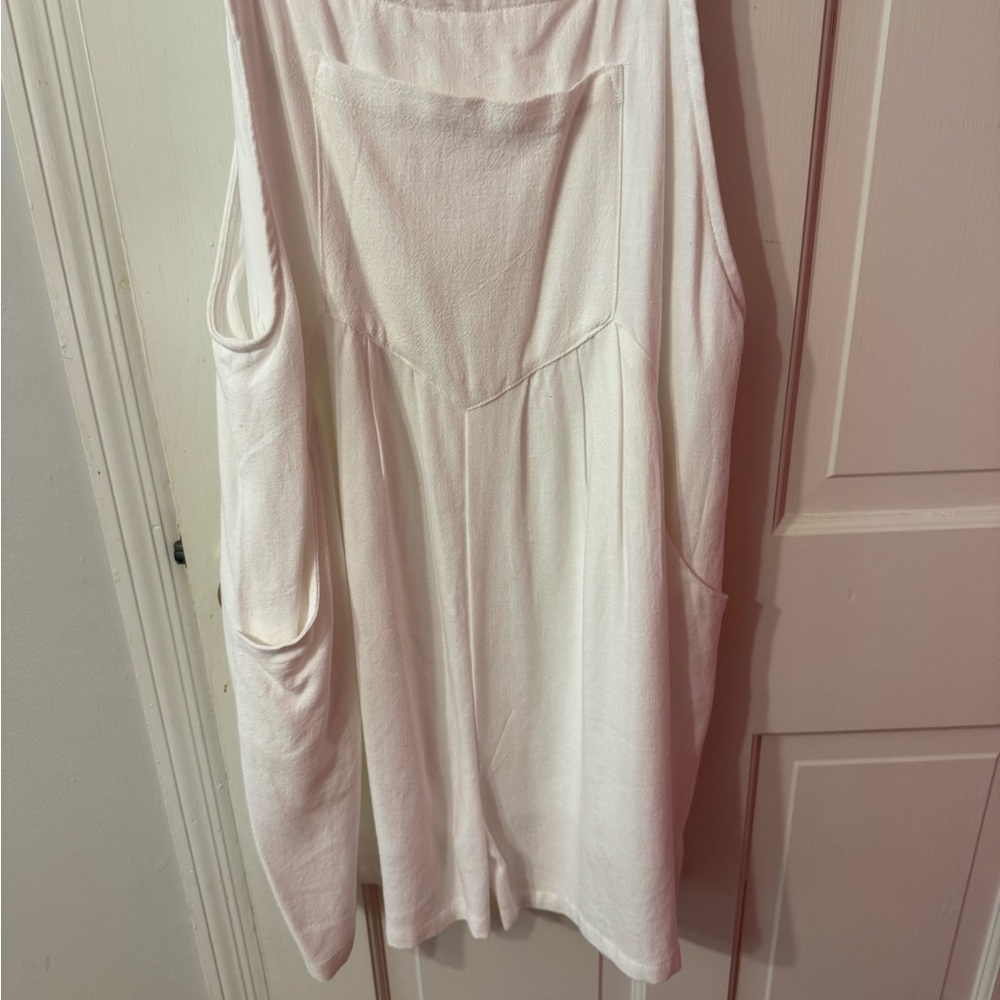 White Women's Sleeveless Tunic Top with Front Pocket